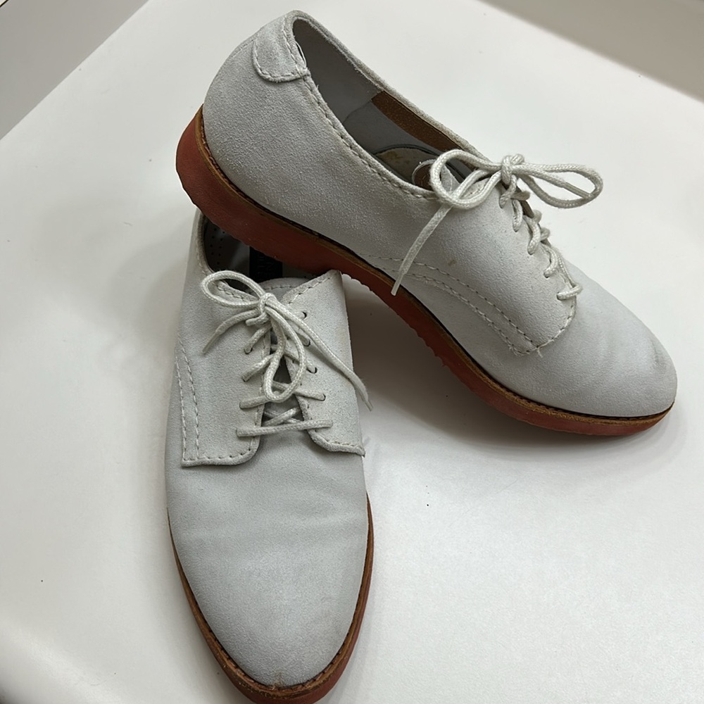 White-cream suede men’s derby shoes by Generra Collection, size 9M